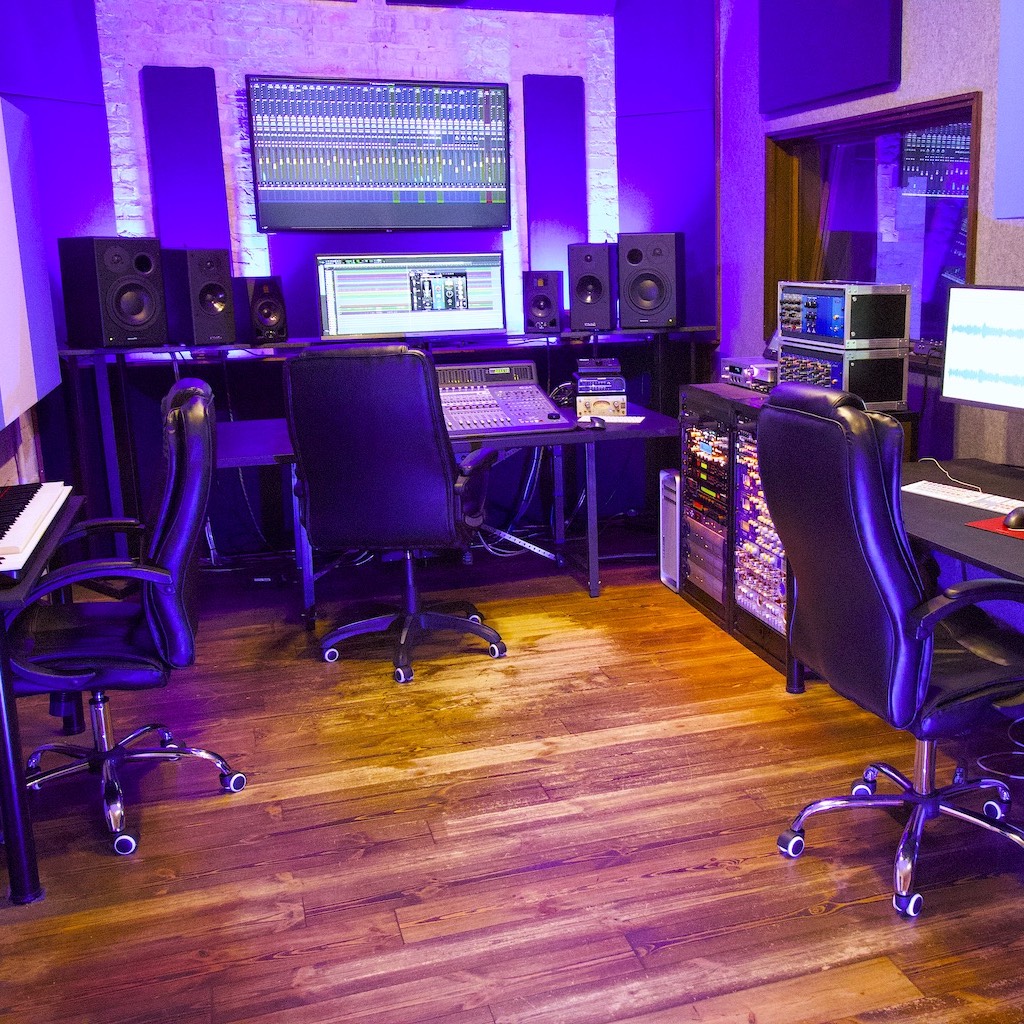 Studio_B_Room_1_Workspace_1024x1024_Web